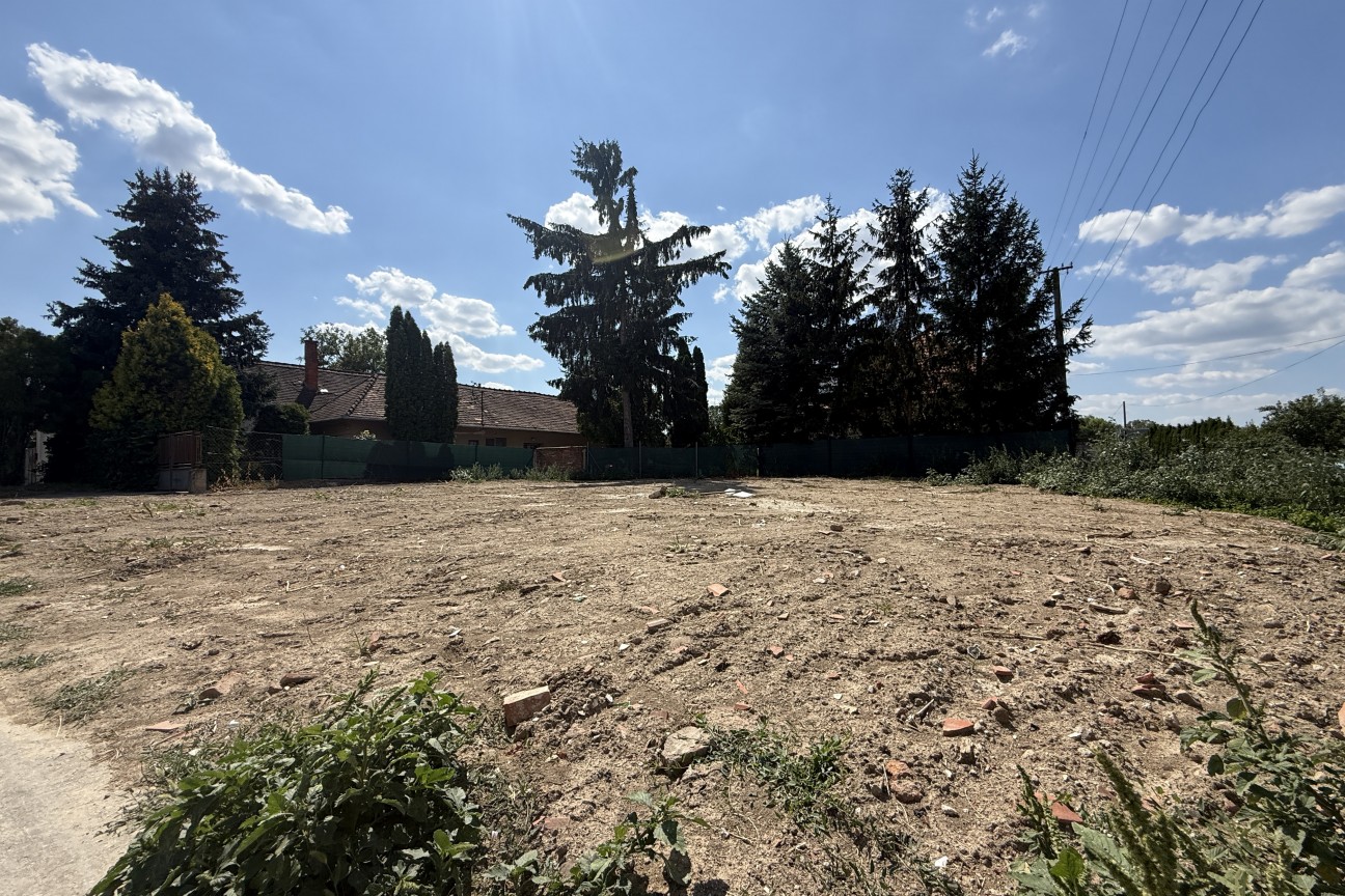 PREDAJ - STAVEBN&Yacute; POZEMOK S IS - ZLAT&Eacute; MORAVCE
